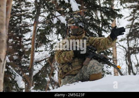 Fallschirmjäger der Comanche Company, 1. Bataillon, 501. Parachute Infanterie-Regiment, 4. Infanterie-Brigaden-Kampfteam (Airborne), 25. Infanterie-Division, ‚Spartan Brigade‘, betreiben während der Rotation des Joint Pacific Readiness Multinational Readiness Center 22-02 bei Fort Greely, Alaska, am 16. März 2022 eine Aufklärungs- und Überwachungspatrouille. JPMRC 22-02 ist das erste regionale Kampftrainingszentrum in Alaska. Es konzentriert sich auf großmaßstäbliche Kampfoperationen (Large Scale Combat Operations, LSCO) und testet die Kampfbereitschaft des 1. Stryker Brigade Combat Team, 25. Infanteriedivision, während Fallschirmjäger von 4-25 IBCT ( Stockfoto