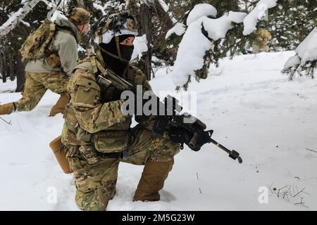 Fallschirmjäger der Comanche Company, 1. Bataillon, 501. Parachute Infanterie-Regiment, 4. Infanterie-Brigaden-Kampfteam (Airborne), 25. Infanterie-Division, ‚Spartan Brigade‘, betreiben während der Rotation des Joint Pacific Readiness Multinational Readiness Center 22-02 bei Fort Greely, Alaska, am 16. März 2022 eine Aufklärungs- und Überwachungspatrouille. JPMRC 22-02 ist das erste regionale Kampftrainingszentrum in Alaska. Es konzentriert sich auf großmaßstäbliche Kampfoperationen (Large Scale Combat Operations, LSCO) und testet die Kampfbereitschaft des 1. Stryker Brigade Combat Team, 25. Infanteriedivision, während Fallschirmjäger von 4-25 IBCT ( Stockfoto