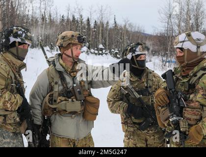 Fallschirmjäger der Comanche Company, 1. Bataillon, 501. Parachute Infanterie-Regiment, 4. Infanterie-Brigaden-Kampfteam (Airborne), 25. Infanterie-Division, ‚Spartan Brigade‘, betreiben während der Rotation des Joint Pacific Readiness Multinational Readiness Center 22-02 bei Fort Greely, Alaska, am 16. März 2022 eine Aufklärungs- und Überwachungspatrouille. JPMRC 22-02 ist das erste regionale Kampftrainingszentrum in Alaska. Es konzentriert sich auf großmaßstäbliche Kampfoperationen (Large Scale Combat Operations, LSCO) und testet die Kampfbereitschaft des 1. Stryker Brigade Combat Team, 25. Infanteriedivision, während Fallschirmjäger von 4-25 IBCT ( Stockfoto