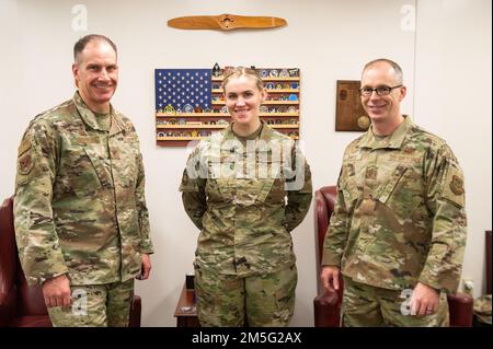 Oberstleutnant Matt Husemann, links, 436. Luftschleusskommandeur, und Chefmeisterin Timothy Bayes, rechts, 436. AW-Befehlshaber, Stand bei Airman 1. Klasse Shayna Teunissen, 436. Comptroller-Geschwader-Budgetanalyst, auf der Luftwaffenbasis Dover, Delaware, 16. März 2022. Teunissen begleitete Bayes im Rahmen des Mentoring-Programms Chief for the Day, das den Flugzeugen eine Erfahrung aus erster Hand mit dem typischen Arbeitstag des Kommandochefs bietet. Stockfoto