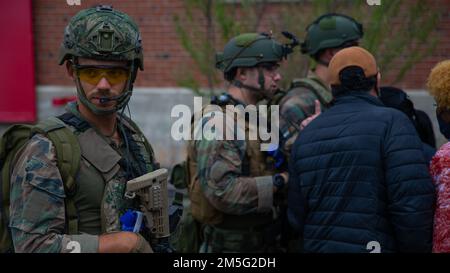 Holländische Marines mit Marinestaffel Carib, niederländisches Marine Corps, kontrollieren eine Menge während des Trainings karibischer Urban Warrior in Camp Lejeune, North Carolina, 16. März 2022. Bei der Übung handelt es sich um eine bilaterale Fortbildungsmaßnahme, die darauf abzielt, die globale Interoperabilität zwischen dem 2D. Aufklärungsbataillon, der 2D. Marine-Division und der Marine-Staffel Carib zu verbessern. Stockfoto