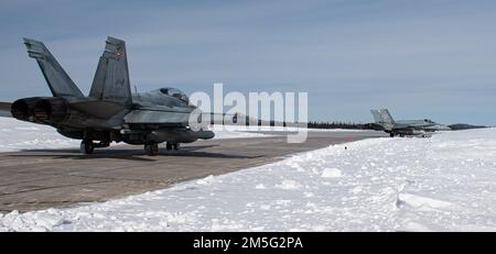 Zwei Royal Canadian Air Force CF-18-Kampfflugzeuge von 433 Tactical Fighter Squadron, 3 Wing, Bagotville, Quebec, bereiten sich auf den Abflug von 5 Wing Goose Bay, Neufundland und Labrador vor, um den Flugbetrieb während der Operation Noble Defender am 16. März 2022 zu unterstützen. NORAD Operation NOBLE DEFENDER 22-2 ist ein Luftverteidigungseinsatz, der vom 14. Bis 17. März 2022 läuft und an dem verschiedene Militärflugzeuge der Royal Canadian Air Force (RCAF) und der United States Air Force beteiligt sind. Personal und Flugzeuge sind in der Canadian Forces Station Alert, Nunavut, Whitehorse, Yukon, Yellowknife, Nordwesten Stockfoto