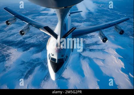 EIN US-AMERIKANISCHER Air Force E-3 Sentry Airborne Warn- und Kontrollsystem (AWACS), das der 962. Luftkontrollstaffel zugewiesen wurde, wird von einem KC-135 Stratotanker betankt, der der 97. Luftbetankungsstaffel in den USA zugeteilt wurde Northern Command Exercise ARCTIC EDGE 2022, 16. März 2022. AE22 ist eine alle zwei Jahre stattfindende Homeland Defense Übung, die entwickelt wurde, um ein hochwertiges und effektives gemeinsames Training bei kaltem Wetter zu bieten. AE22 ist die größte gemeinsame Übung in Alaska, mit etwa 1.000 US-Militärangehörigen und Mitgliedern der kanadischen Streitkräfte. Stockfoto