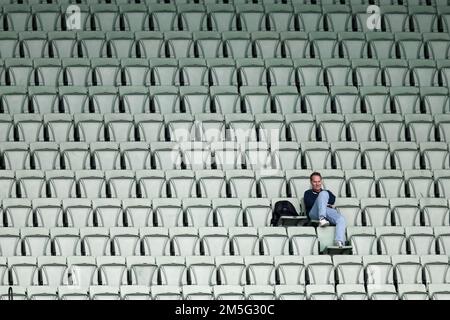 Melbourne, Australien, 29. Dezember 2022. Am 29. Dezember 2022 in Melbourne, Australien, wird ein einsamer Mann während des Testspiels zwischen Australien und Südafrika am zweiten Weihnachtsfeiertag auf dem Melbourne Cricket Ground auf der dritten Ebene gesehen. Kredit: Dave Hewison/Speed Media/Alamy Live News Stockfoto