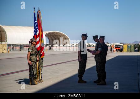 USA Oberstleutnant Alexander E. Goodno, kommandierender Offizier, Marine Fighter Attack Squadron 225 (VMFA-225), 3. Marine Aircraft Wing (3. MAW), überreicht Sgt. Major Collin D. Barry während einer Entlastungs- und Ernennungszeremonie an der Marine Corps Air Station Yuma, Arizona, 16. März 2022. Barry wurde von Sergeant Major Richard H. Troncatti II. Als Sergeant Major der VMFA-225 abgelöst Stockfoto