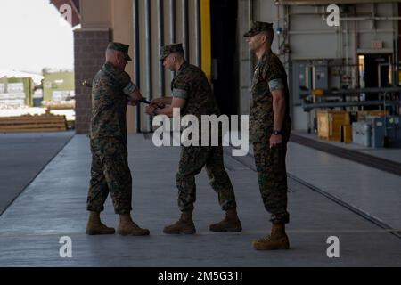 USA Oberstleutnant Alexander E. Goodno, kommandierender Offizier, Marine Fighter Attack Squadron 225 (VMFA-225), 3. Marine Aircraft Wing (3. MAW), übergibt das unkommissionierte Offiziersschwert an Sergeant Major Richard H. Troncatti II. Bei einer Entlastungs- und Ernennungsvereinbarung auf der Marine Corps Air Station Yuma, Arizona, 16. März 2022. Sergeant Major Collin D. Barry wurde von Troncatti als Major der VMFA-225 abgelöst. Stockfoto