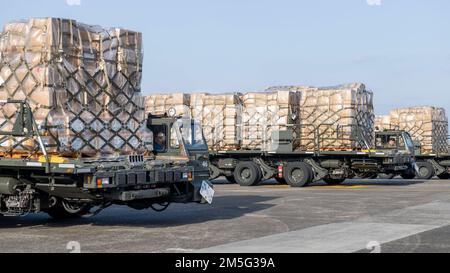 USA Air Force Airmen von der 730. Air Mobility Squadron warten auf der Basis mit humanitärer Hilfe auf der Yokota Air Base, Japan, 16. März 2022. Die alliierten Streitkräfte mobilisierten innerhalb weniger Stunden nach der Entscheidung der japanischen Regierung, humanitäre Hilfsgüter für die Ukraine bereitzustellen, indem sie den Transfer, die Vorbereitung und die Verladung in die USA abgeschlossen hatten Air Force C-17 Globemaster III in weniger als drei Tagen. Stockfoto