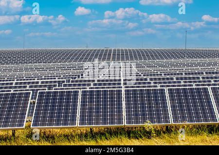 Die Hunderten von Solarenergiemodulen oder -Paneelen reihen entlang des trockenen Landes Stockfoto