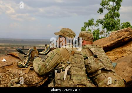 USA Soldaten der Armee, PFC. Renald Gutierrez (links) und PV2 Adam Stubbs (rechts) von Mod Company, 1. Bataillon, 503. Infanterie-Regiment, 173. Luftwaffe, feuern Sie während der letzten Trainingsveranstaltung von Exercise Justified Accord am 16. März 2022 ein M240L-mm-Maschinengewehr ab. Übungsbegründete Vereinbarung 22 ermöglichte es den USA und unseren afrikanischen Partnern, dauerhaften Frieden und dauerhafte Stabilität in der Region zu unterstützen. An der Übung nahmen mehr als 800 Mitarbeiter Teil, darunter eine multinationale Feldschulung und eine Kommandostellenübung vom 28. Februar bis 17. März 2021. Stockfoto