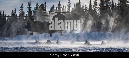 Ein kanadischer CH-47-Hubschrauber aus Chinook startet, nachdem er Soldaten des 3. Bataillons, Royal 22e Régiment Canadian Army, in der Ausbildung von Fort Greely Alaska, USA, während der Übung Joint Pacific Multinational Readiness Center 22-02 am 12. März 2022 von Bord genommen hat. JPMRC 22-02 ist die erste Rotation des Regional Combat Training Center (CTC) in Alaska. Es konzentriert sich auf großmaßstäbliche Kampfoperationen (Large Scale Combat Operations, LSCO) und ist eine Schulungsveranstaltung für kaltes Wetter, die im zweiten Quartal des Jahres 22 eine Situationstraining (STX) und eine Live Fire Exercise (LFX) umfasst. Mit dieser Übung wird das Cold W des Stryker Brigade Combat Teams 1/25. bestätigt Stockfoto