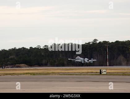 A-10 Thunderbolt II, zugewiesen zu 107. Fighter Squadron, 127. Wing, Selfridge Air National Guard Base, Michigan, startet am Marine Corps Air Station Cherry Point, North Carolina, 16. März 2022. Die 107. nutzte Cherry Point und seine entlegenen Felder für Such- und Rettungseinsätze. Stockfoto