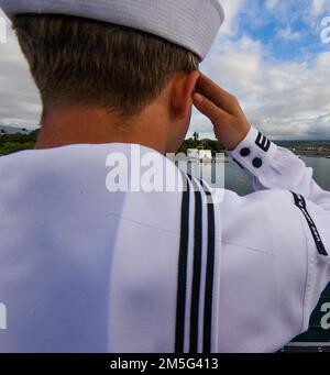 PACIFIC OCEAN (16. März 2022) Aviation Boatswain's Mate 3. Class Morgan Phillips aus Alabaster, Ark., ehrt als Amphibienschiff USS John P. Murtha (LPD 26) das USS Arizona Memorial während einer Evolution von Meer und Anker passiert, März 16. John P. Murtha führt gerade Routineeinsätze in der US-3.-Flotte durch. Stockfoto