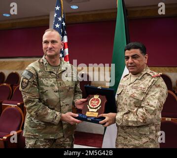 Major General Wendul Hagler, der stellvertretende kommandierende General der USA Army Central Command, erhält ein Geschenk von Brig. Gen. Fahad Al-Otaibi, Direktor des Kuwait-Büros für militärische Zusammenarbeit, Kuwait-Armee, zum Abschluss der jährlichen zweijährlichen Überprüfung des Project Financial Management 7. im Verteidigungsministerium Kuwaits, Kuwait-Stadt, am 16. März 2022. Stockfoto