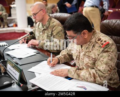 Major General Wendul Hagler, der stellvertretende kommandierende General der USA Das Zentralkommando der Armee, zusammen mit Brig. Gen. Fahad Al-Otaibi, Direktor des Büros für militärische Zusammenarbeit Kuwaits, kuwaitische Armee, unterzeichnet das Protokoll über den Abschluss der jährlichen zweijährlichen Überprüfung des Projektfinanzmanagements 7., die am 16. März 2022 im Verteidigungsministerium Kuwaits stattfand. Stockfoto