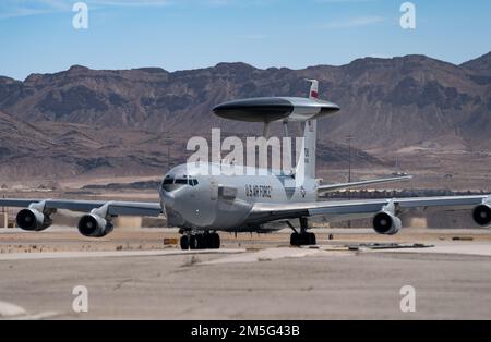 Eine E-3A-Wache, die dem 552. Luftwaffenstützpunkt Tinker, Okla, zugewiesen wurde. Taxis für eine Mission während Red Flag-Nellis 22-2, 16. März 2022. Das 414. Kampfgeschwader führt Red-Flag-Übungen durch, um Flugzeugbesatzungen die Erfahrung mehrerer, intensiver Kampfeinheiten in der Sicherheit eines Trainingsumfelds zu vermitteln. Stockfoto