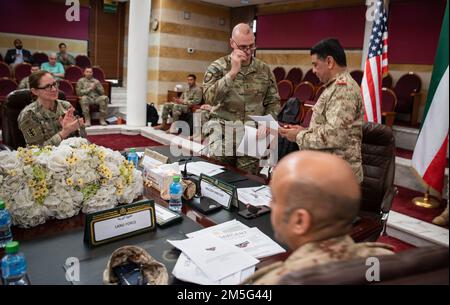 Major General Wendul Hagler, der stellvertretende kommandierende General der USA Das Zentralkommando der Armee, zusammen mit Brig. Gen. Fahad Al-Otaibi, Direktor des Büros für militärische Zusammenarbeit Kuwaits der kuwaitischen Armee, schließt die zweijährliche Überprüfung des Project Financial Management 7. ab, die am 16. März 2022 im Verteidigungsministerium Kuwaits stattfand. Stockfoto