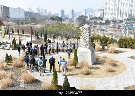 2. Division / RUCD-Führer hört die Erklärung der Geschichte vor dem ersten Turm der UN-Streitkräfte im UN FORCES FIRST BATTLE MEMORIAL Park. Stockfoto