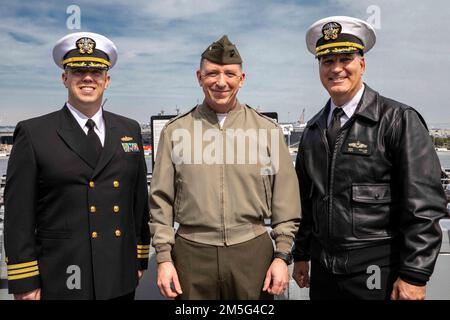 220316-N-PC065-1416 ATLANTISCHER OZEAN – Kapitän Eric Kellum, rechts, kommandierender Offizier des Amphibienschiffes USS Arlington der Klasse San Antonio (LPD 24), Cmdr. Matthew Plant, Left, Executive Officer von Arlington, und LT. Colonel Harold Everhart, Commander der Truppen an Bord von Arlington, posieren für ein Foto, während Arlington vom Marinestützpunkt Norfolk, Virginia, 16. März 2022 entsandt wird. Arlington ist im Atlantischen Ozean tätig, um Marineeinsätze zu unterstützen, um die Stabilität und Sicherheit der Meere zu erhalten, um den Zugang zu gewährleisten, Aggressionen abzuwehren und die Interessen der US-Verbündeten und Partner zu verteidigen. Stockfoto