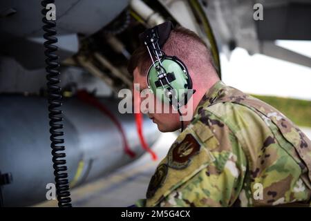 USA Air Force Staff Sgt. Zack Conner, 555. Flugzeugwartungseinheit Avionik-Techniker vom 31. Kampfflug, Aviano Air Base, Italien, lädt Motordaten aus den USA herunter Air Force F-16C Fighting Falcon after it Landing for Agile Combat Employment Operations with Croatia Allies auf Kroatiens 91. Air Base in Pleso, 16. März 2022. Missionen wie diese verbessern die Bereitschaft, auf potenzielle Herausforderungen in Südosteuropa zu reagieren. Stockfoto