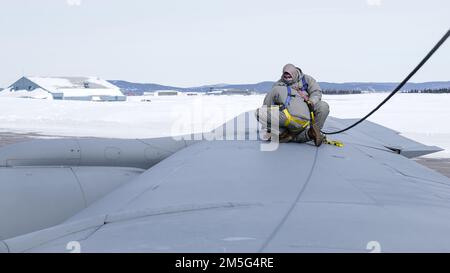 Die dem 6.-Wartungsgeschwader zugeteilten Flugzeuge warten ein Hydrauliksystem in einem KC-135-Flugzeug, das dem 6. Air Tanken Flügel während der Operation Noble Defender (OND) des nordamerikanischen Luft- und Raumfahrtschutzkommandos NORAD (North American Aerospace Defense Command's) zugewiesen wurde, 16. März 2022. Als Teil des wiederkehrenden OND-Betriebs, der kontinentalen USA Die NORAD-Region (CONR) koordinierte und führte bi-nationale Flugübungen zum Abfangen von Flugzeugen durch, während sie gleichzeitig Jets von verschiedenen Orten entlang der Ostküste der Vereinigten Staaten startete. Stockfoto