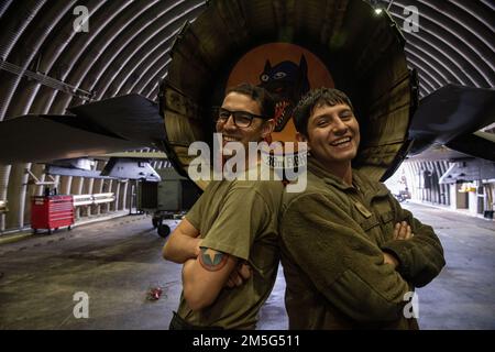 Staff Sgt. Armando Sutton, 36. AMU F-16 engagierter Crew Chief, Left und Tech. Sgt. Jose Corral DeLeon, 36. Aircraft Maintenance Unit, Kannibalisierungs-Manager, rechts, stehen stolz vor ihrem Staffellogo auf einer F-16 Fighting Falcon auf dem Osan Air Base, Republik Korea, 17. März 2022. Sutton und Corral DeLeon wurden beide als Crew Chief of the Year ausgezeichnet und trugen damit zur Aufrechterhaltung der 36-monatigen Erfolgswelle der AMU 36. bei. Stockfoto