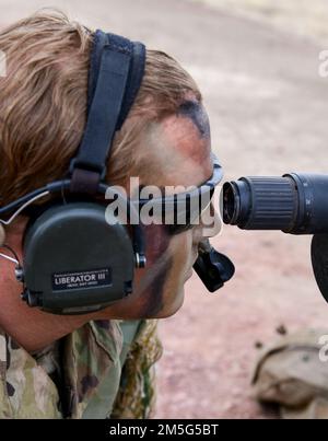 Staff Sgt. Aaron Lee, 341. Geschwader für Raketensicherheitsoperationen, Luftwaffenstützpunkt Malmstrom, Montana, hat während des Nuclear Advanced Designated Marksman-Kurses am 16. März 2022 in Camp Guernsey, Wyoming, Plätze für das Ziel seines Scharfschützen gefunden. Ein Spotter verfolgt den Schuss des Schützen, indem er die Dampfspur der Kugel beobachtet und dem Schützen hilft, seinen Schuss neu einzustellen. Stockfoto