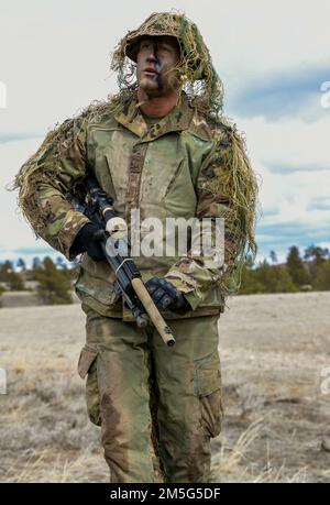 Staff Sgt. Aaron Lee, 341. Geschwader für Raketensicherheitsoperationen, Luftwaffenstützpunkt Malmstrom, Montana, demonstriert seinen Ghillie-Anzug während des Nuclear Advanced Designated Marksman-Kurses am 16. März 2022 in Camp Guernsey, Wyoming. Ghillie-Anzüge helfen einem Scharfschützen, in ihre Umgebung zu verschwinden und sich zu verstecken. Stockfoto