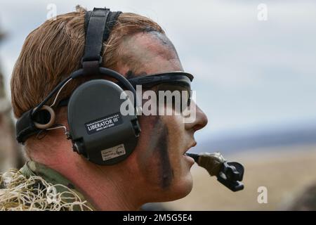 Staff Sgt. Aaron Lee, 341. Raketen-Sicherheitsgeschwader, Luftwaffenstützpunkt Malmstrom, Montana, spricht mit seinem Scharfschützen während der Schussübung am 16. März 2022 in Camp Guernsey, Wyoming. Ein Spotter hilft seinem Scharfschützen, sich an Umweltfaktoren und das natürliche Verhalten der Kugeln während des Fluges anzupassen, damit der Scharfschütze sein Ziel in der Mitte erreichen kann. Stockfoto