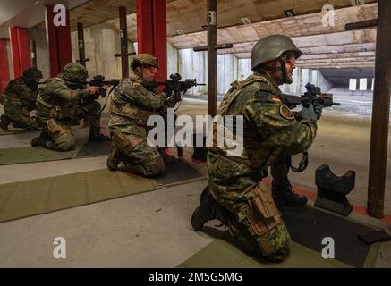 Deutsche Luftwaffenflugzeuge vom NATO-Hauptquartier Alliierte Luftwaffe Feuer M4A1 Carbines und M18 Pistolen am Schießstand der Kapaun-Luftwaffe, Deutschland, 16. März 2022. Häufige Übungen sind entscheidend, um sicherzustellen, dass die NATO-Streitkräfte voll vorbereitet bleiben. Dies ermöglicht die Entwicklung der alliierten Truppen und eine verstärkte Allianz. Stockfoto