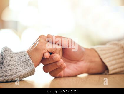 Liebe, Unterstützung oder ein Paar, das Hoffnung, Vertrauen und Vertrauen in eine Partnerschaftsbeziehung hält. Wellness, Zoom oder Einfühlungsvermögen Stockfoto