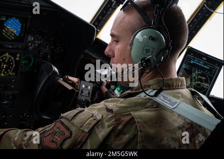 Oberstleutnant Matthew Deardorff, Pilot des 103. Luftwaffenflügels, kopilotiert während 130H einer Ausbildungsmission, 17. März 2022, East Granby, Conn Die C-130 ist das wichtigste Transportmittel für die Luftabwurf von Truppen und Ausrüstung in feindliche Gebiete. Stockfoto