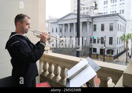 Der Musiker der 2. Klasse Michael Edalgo aus Cordele, Georgia, der der Navy Band Southeast zugeteilt ist, spielt die Trompete im Rathaus von Savannah während der Savannah Navy Week am 16. März 2022. Die Navy Week ist eine jährliche Reihe von Veranstaltungen, die das ganze Jahr über in verschiedenen US-amerikanischen Städten stattfinden, in denen die Marine nicht präsent ist. Sie bietet den Bürgern die Möglichkeit, mit Seeleuten zu interagieren und mehr über die Navy und ihre Fähigkeiten zu erfahren. Stockfoto