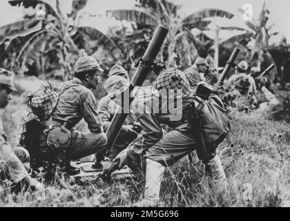 Pazifikkrieg, 1941-1945. Eine japanische Mörsercrew der Kaiserlichen Marine, die in Saipan-Zügen in Erwartung eines Angriffs der Alliierten auf die Insel am 1944. Mai in Garage gehalten wurde. Stockfoto