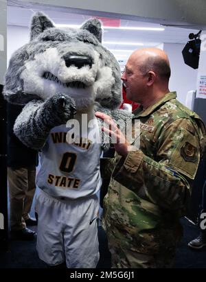 Wright State Maskottchen Rowdy Raider und Oberst Patrick Miller, 88. Air Base Wing und Wright-Patterson Air Force Base Commander, begrüßen sich gegenseitig am 16. März 2022 vor der Eröffnungszeremonie des NCAA Männer Basketballturniers zwischen Wright State und Bryant. Wright State, ein Team aus der Heimatstadt, dessen Campus an Wright-Patterson grenzt, gewann das Spiel und ging zur nächsten Runde des Turniers über. Stockfoto