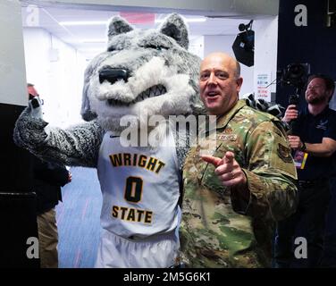 Wright State Maskottchen Rowdy Raider und Oberst Patrick Miller, 88. Air Base Wing und Wright-Patterson Air Force Base Commander, posieren am 16. März 2022 vor der Eröffnungszeremonie des NCAA Männer Basketballturniers zwischen Wright State und Bryant. Wright State, ein Team aus der Heimatstadt, dessen Campus an Wright-Patterson grenzt, gewann das Spiel und ging zur nächsten Runde des Turniers über. Stockfoto