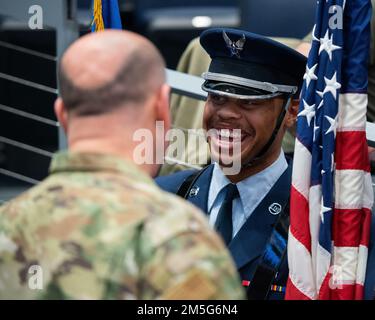 Senior Airman McKinley Gillis, Wright-Patterson Air Force Base Guardsman, lacht mit Oberst Patrick Miller, 88. Air Base Wing und WPAFB Commander, am 16. März 2022, bevor die Ehrengarde an der Eröffnungszeremonie des NCAA Männer Basketballturniers teilnahm, das erste vier Spiel zwischen Wright State und Bryant. Der Stützpunkt wurde auch von einer Gruppe von Flugzeugen repräsentiert, die eine große amerikanische Flagge aufwarfen. Stockfoto