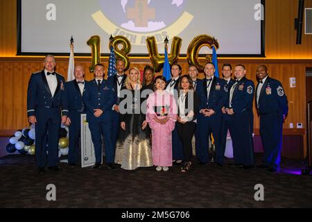 USA Luftwaffenbrücke. General David Eaglin, ganz links, Befehlshaber des 18. Flügels, und Chief Master Sgt. Ronnie Woods, ganz rechts, Befehlshaber des 18. Flügels, posieren mit den Gewinner der jährlichen Auszeichnung während der Preisverleihung auf der Kadena Air Base, Japan, 16. März 2022. Bei der jährlichen Preisverleihung wurde die dynamische Mission von Kadena hervorgehoben und die herausragenden Künstler des 18. Flügels aus dem Jahr 2021 vorgestellt. Stockfoto