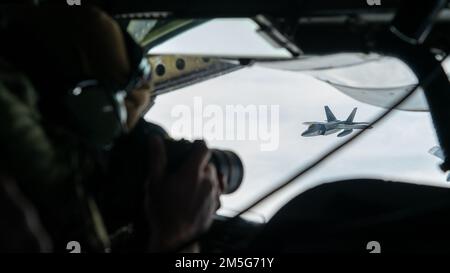 USA Air Force Senior Airman Joseph LeVeille fotografiert einen F-22 Raptor aus dem Fenster eines KC-135R Stratotankers während der Operation ADEL DEFENDER in der Nähe des Luftwaffenstützpunkts Eielson, Alaska, 16. März 2022. NOBLE DEFENDER ist ein Luftverteidigungsinstitut des North American Aerospace Defense Command, bei dem US-Streitkräfte mit Sicherheits- und Verteidigungspartnern zusammenarbeiten, um eine integrierte Abschreckung zu gewährleisten und Bedrohungen aus allen Angriffswegen abzuwehren. Stockfoto