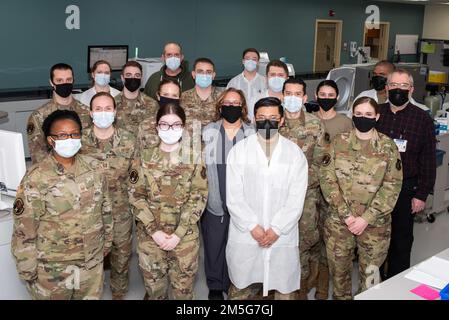 Das 673d Medical Group Laboratory Team hält für ein Foto an der Joint Base Elmendorf-Richardson, Alaska, 16. März 2022. Mit der Anschaffung von zwei hochleistungsfähigen Analysensystemen – eines im November 2021 und eines im Januar 2022 – hat das Team seine Kapazitäten für Tests auf das COVID-19-Virus und andere Atemwegsinfektionen erheblich erweitert. Einer der Analysatoren kann 1.152 Proben pro Tag testen und ist der einzige Analysator dieser Kapazität im Verteidigungsministerium. Stockfoto