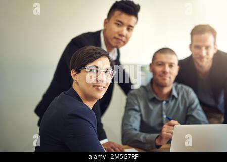 Ziele oder ein klares Ziel zu haben, ist uns wichtig. Eine Gruppe von Kollegen, die eine Besprechung im Sitzungssaal abhalten. Stockfoto