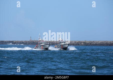 USA Die Besatzungen der Küstenwache von COO's Bay an Bord von 47-Fuß-Motorrettungsbooten werden hier gezeigt, wie sie durch die COO's Bay Bar in COO's Bay, Oregon, am 16. März 2022 navigieren. Das 47-Fuß-Motorrettungsboot wurde als schnell reagierendes Rettungsschiff auf hoher See, im Surfen und bei schwerem Wetter entwickelt. Stockfoto