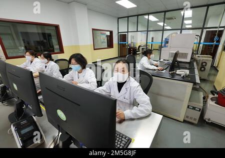 XICHANG, CHINA - 28. DEZEMBER 2022 - Ein Blick auf die integrierte Kontroll- und Entscheidungsplattform von Xichang Steel & Vanadium, einem Staatsbürger Stockfoto