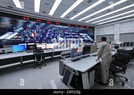 XICHANG, CHINA - 28. DEZEMBER 2022 - Ein Blick auf die integrierte Kontroll- und Entscheidungsplattform von Xichang Steel & Vanadium, einem Staatsbürger Stockfoto