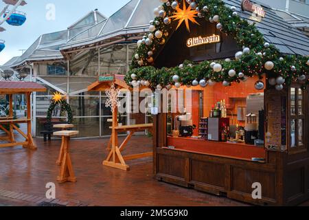 Dortmund, Deutschland - 13. Dezember 2022: Geschäft, das den berühmten traditionellen Glühwein verkauft, Gluhwein wird aus Rotwein mit Zimt, Nelken, Honig und allen Arten von Früchten hergestellt. Stockfoto