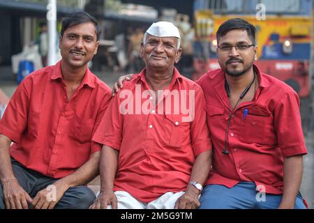 Bahnträger am Chhatrapati Shivaji Maharaj Terminus (CSMT) in Mumbai, Indien, bedienen Passagiere, die mit Fernzügen ankommen oder abfahren Stockfoto