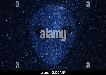 Silhouette des Alien-Gesichts vor dem Hintergrund des Sternenhimmels Stockfoto