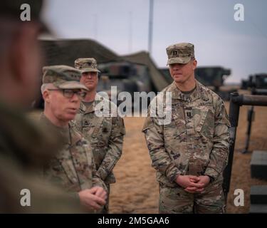 USA Armeekapitän Rob Knabel, Befehlshaber von D Battery, 5-7. Artilleriebataillon der Luftwaffe, führt Major General Greg Brady, Befehlshaber des 10. Armee-Luft- und Raketenabwehrkommandos, am 16. März 2022 durch die Operationen seiner Batterie in Polen. Stockfoto