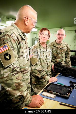 Soldaten, die dem 3655. Classification and Inspection Company Briefing Major General Ben Corell, Adjutant General der Iowa National Guard, zugeteilt wurden, über Waffenübungen im Camp Dodge Sustainment Training Center in Johnston, Iowa, am 16. März 2022. Corell, begleitet von anderen Führern der Iowa National Guard, besuchte die STC und erkannte Soldaten mit dem 3655. CICO für ihre hervorragende Leistung während ihrer jährlichen Ausbildung. Stockfoto