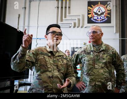 Ein Soldat, der dem 3655. Classification and Inspection Company Briefs Major General Ben Corell, Adjutant General der Iowa National Guard, zugeteilt wurde, über die Ausbildungsmaßnahmen seiner Einheit im Camp Dodge Sustainment Training Center in Johnston, Iowa, am 16. März 2022. Corell, begleitet von anderen Führern der Iowa National Guard, besuchte die STC und erkannte Soldaten mit dem 3655. CICO für ihre hervorragende Leistung während ihrer jährlichen Ausbildung. Stockfoto