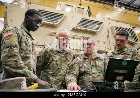 Soldaten, die dem Auftrag der Klassifizierungs- und Inspektionsgesellschaft 3655., Generalmajor Ben Corell, Adjutant General der Iowa National Guard, zugeteilt wurden, über die Ausbildungsmaßnahmen ihrer Einheit im Camp Dodge Sustainment Training Center in Johnston, Iowa, am 16. März 2022. Corell, begleitet von anderen Führern der Iowa National Guard, besuchte die STC und erkannte Soldaten mit dem 3655. CICO für ihre hervorragende Leistung während ihrer jährlichen Ausbildung. Stockfoto